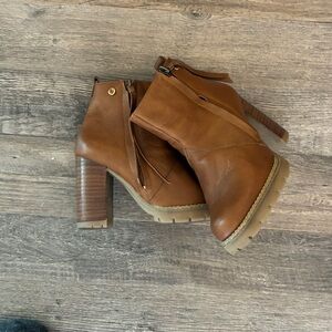 B by Born Cognac Leather Western Side Zip 4”Sole Lug Heel Booties Eu Sz. 34 US 4